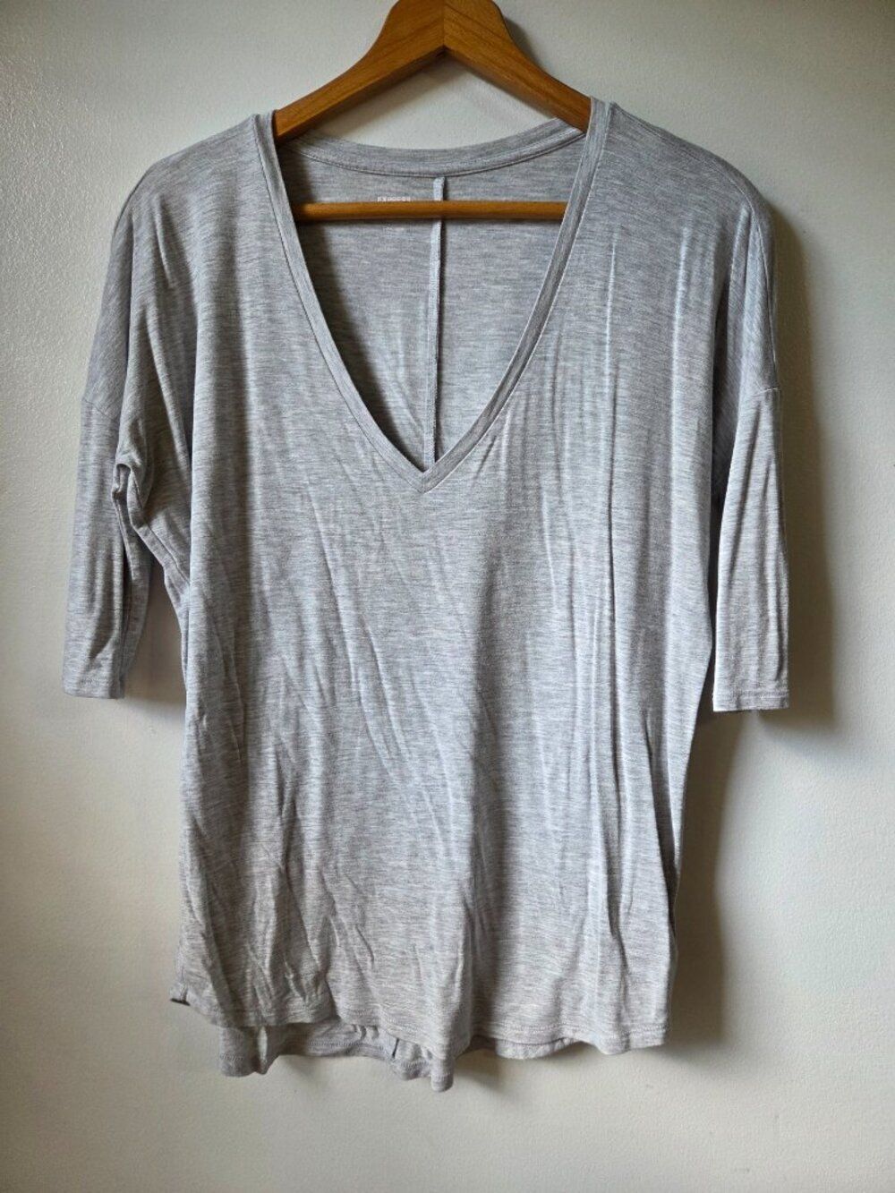 EUC EXPRESS GREY DEEP V NECK RELAXED TEE SIZE SMALL